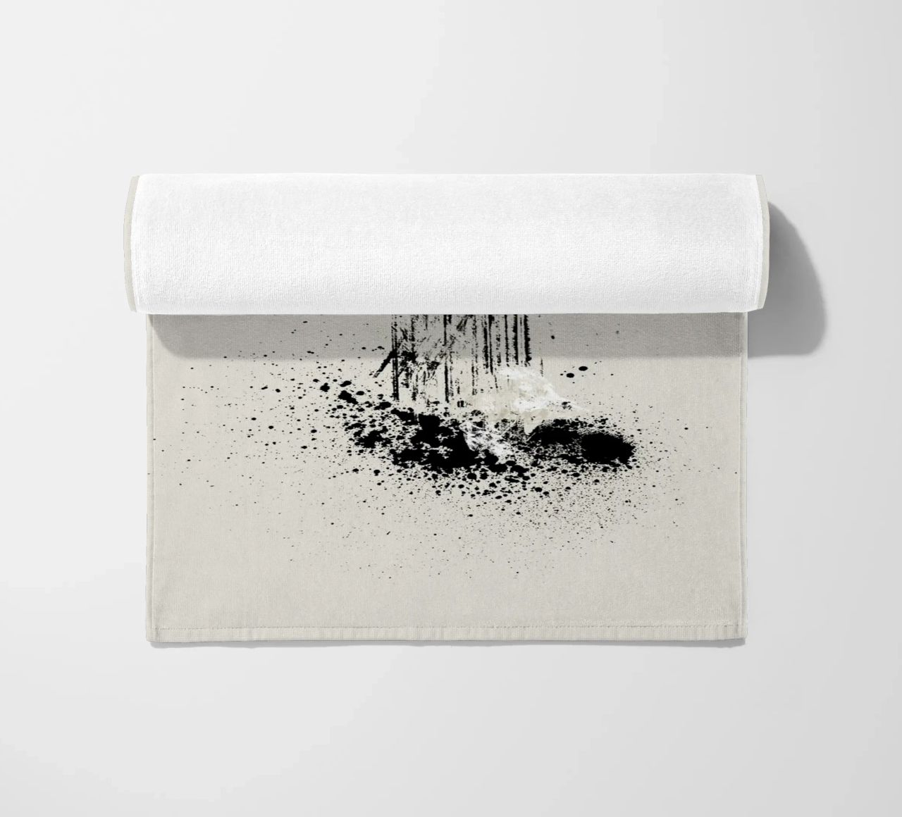 Modern and minimalist abstract with lines and paint splatter telo mare da Imaginative