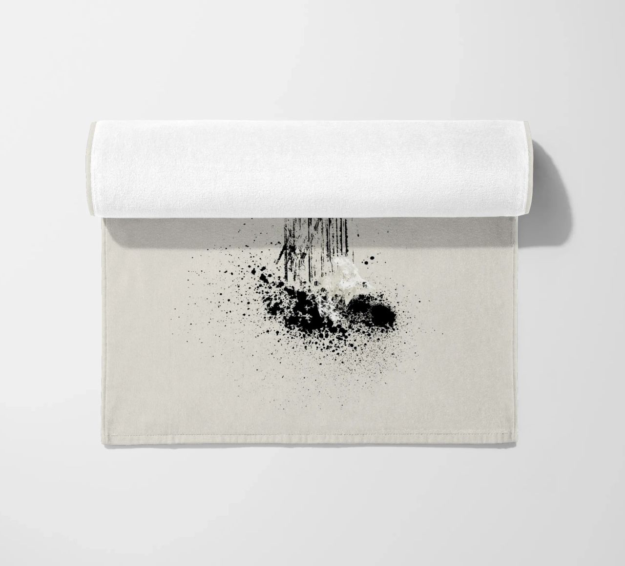 Modern and minimalist abstract with lines and paint splatter telo mare da Imaginative