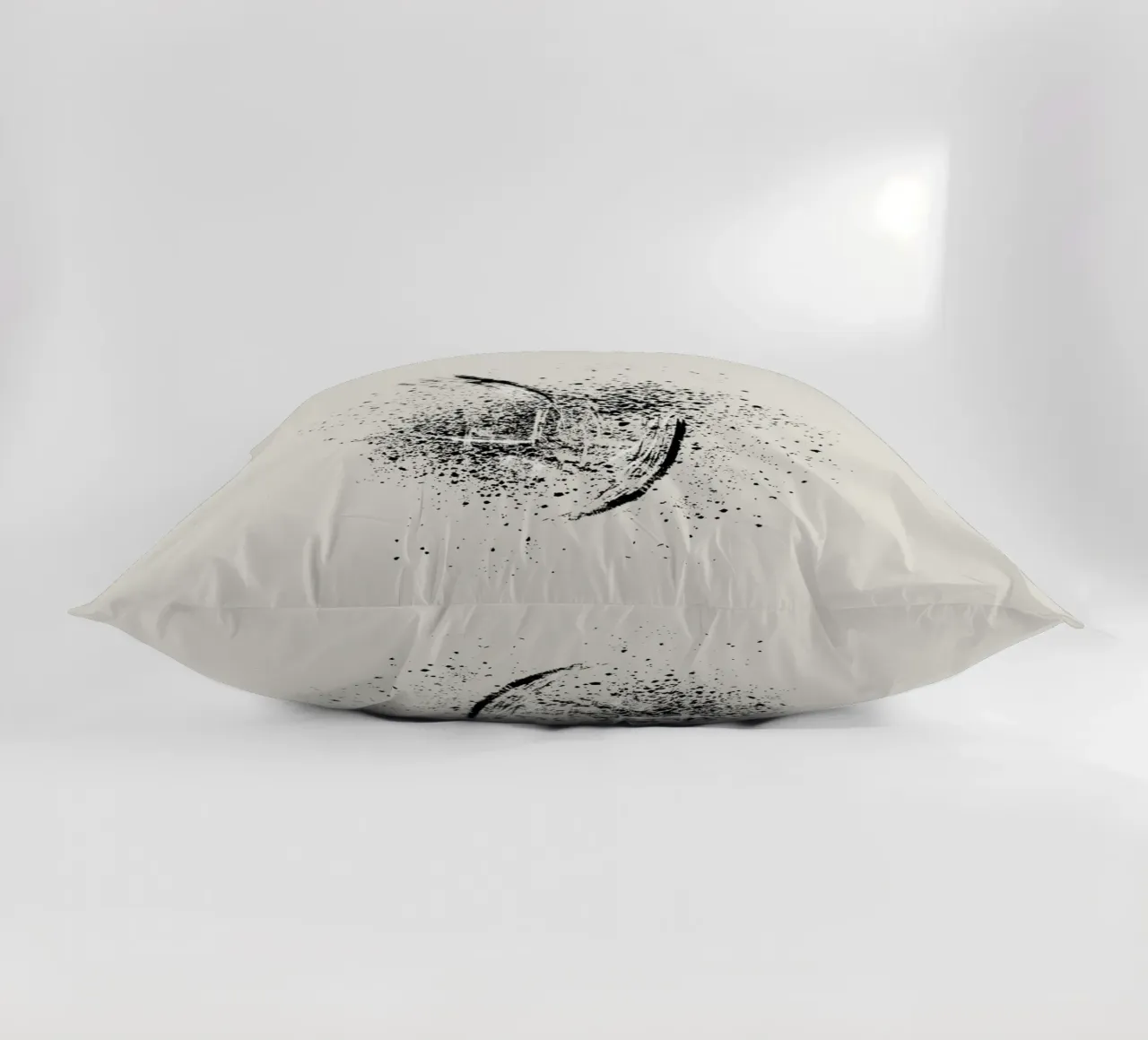 Paint splatters with white and black lines cuscino da Imaginative