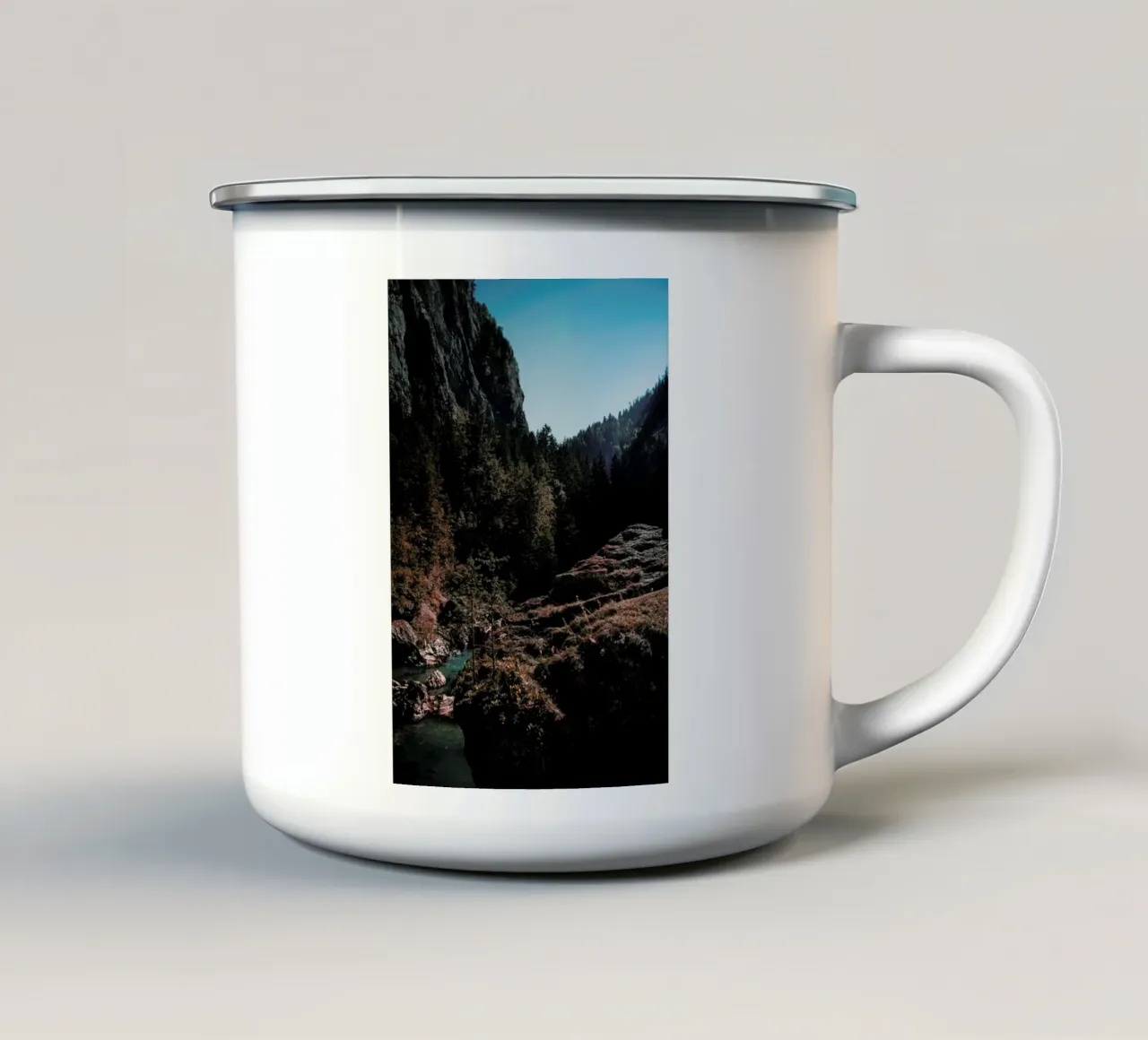 Mountain River tazza in smalto da Sebastian Hilgetag