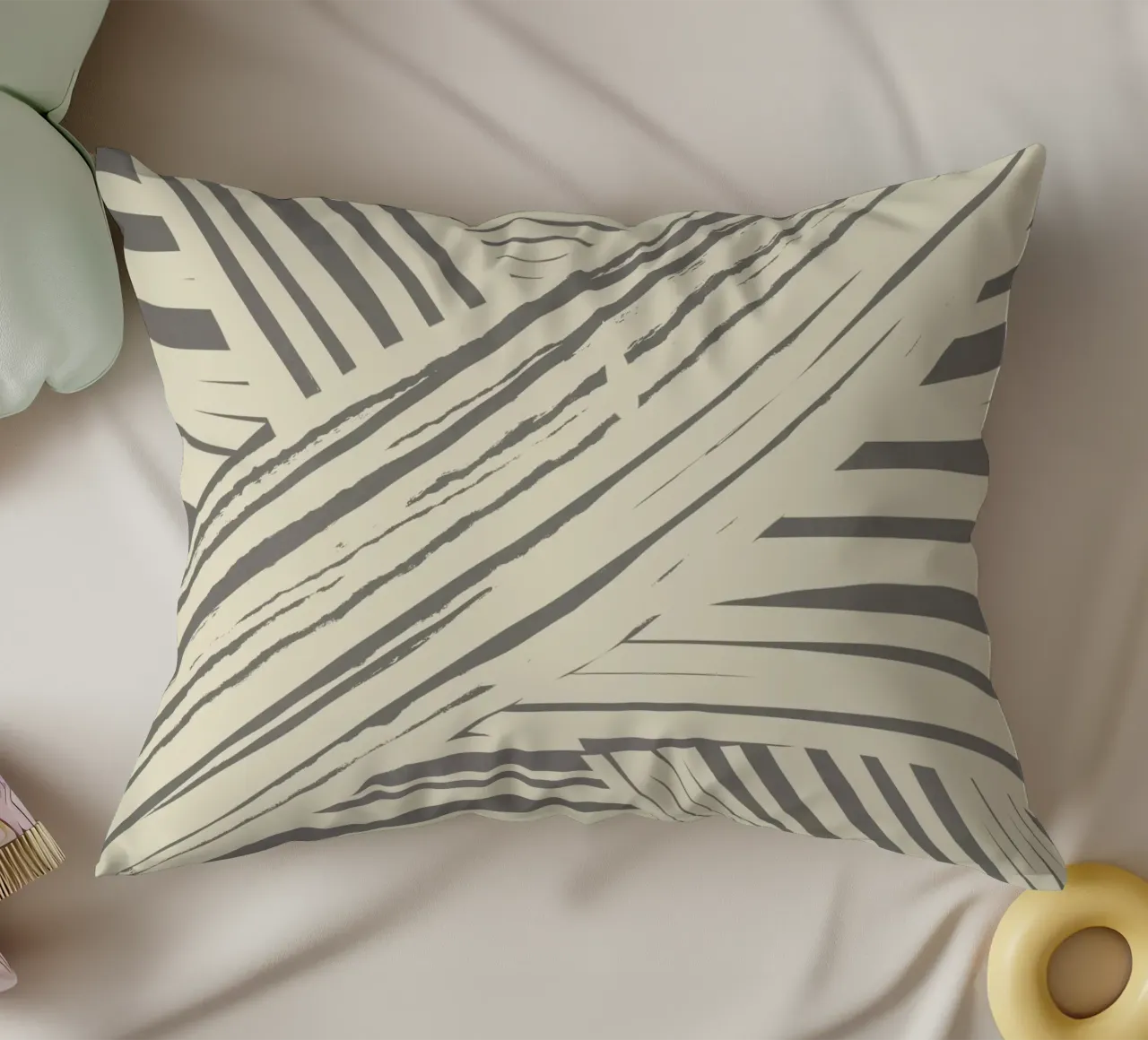 Graues Diagonalstreifenmuster Kissen von Little Dean