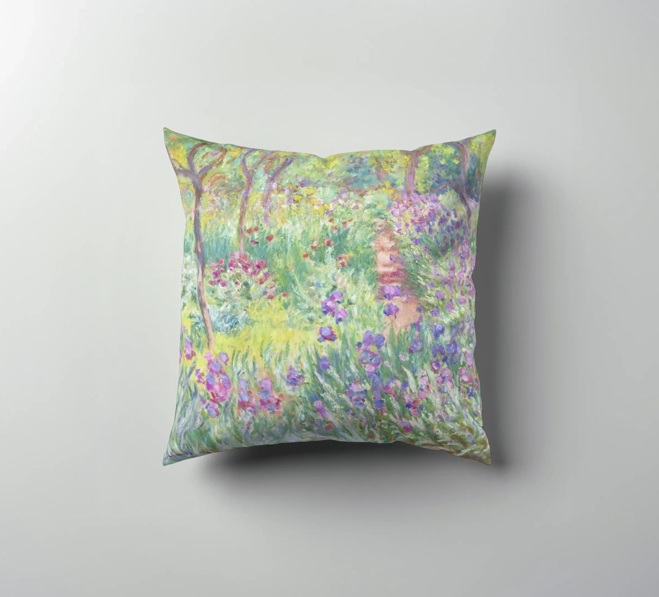 Der Garten des Künstlers in Giverny von Claude Monet Kissen von Venus Art