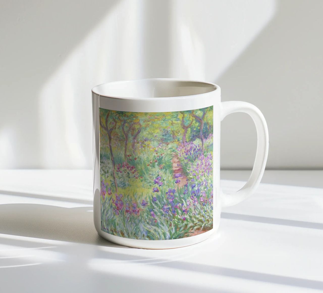 Der Garten des Künstlers in Giverny von Claude Monet Keramik Tasse von Venus Art