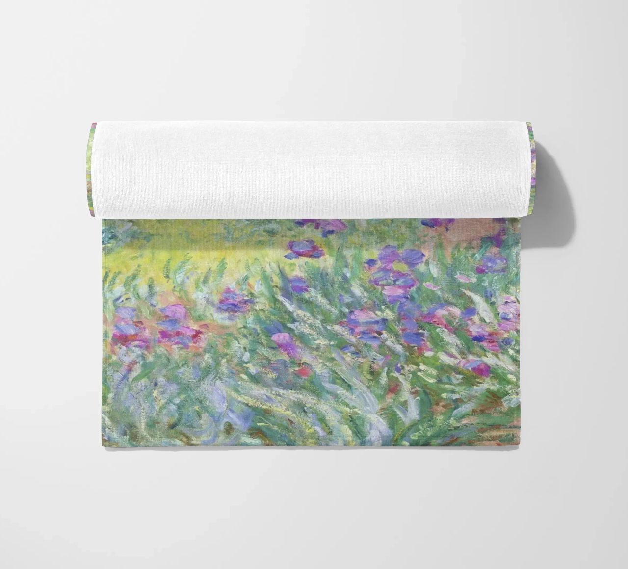 Der Garten des Künstlers in Giverny von Claude Monet Strandtuch von Venus Art