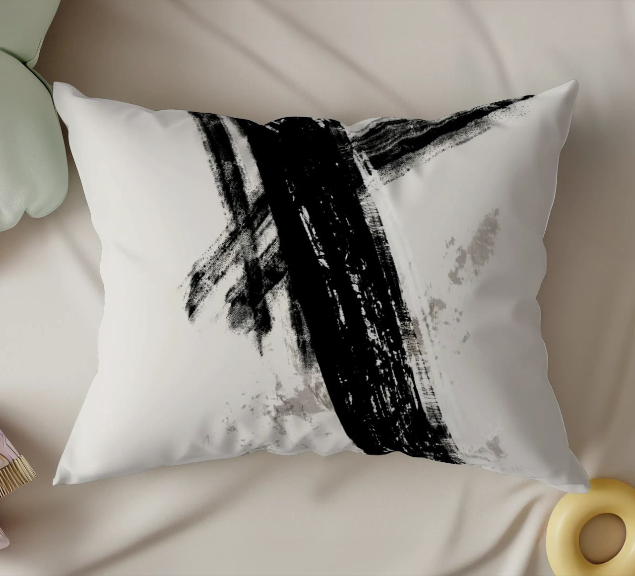 Modern abstract with large black brush strokes cuscino da Imaginative