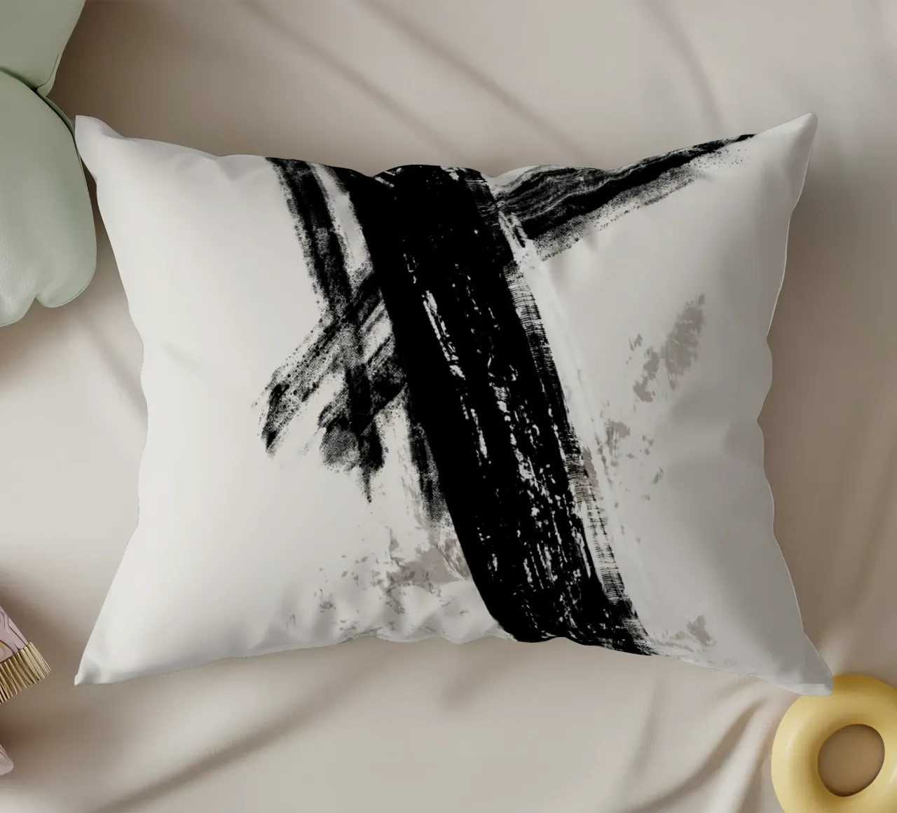Modern abstract with large black brush strokes cuscino da Imaginative