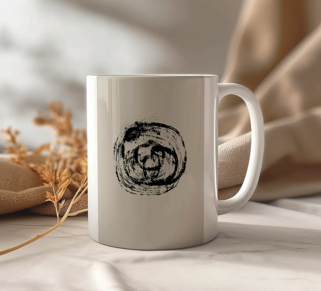 Modern abstract artwork with organic round shape Keramik Tasse von Imaginative