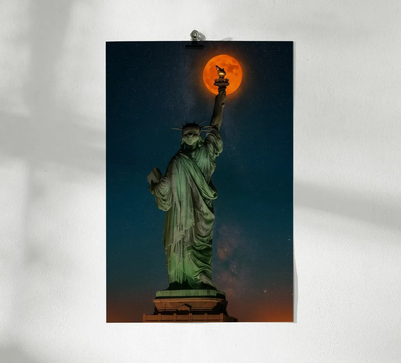 Statua della Libertà con luna piena e stelle carta hahnemühle da RealLifeMoments