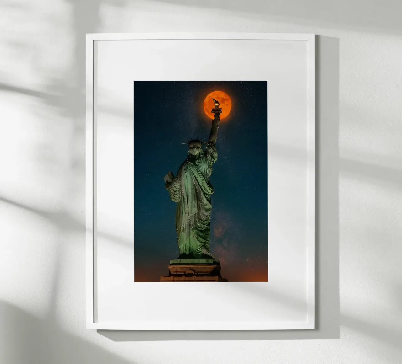 Statua della Libertà con luna piena e stelle carta hahnemühle da RealLifeMoments