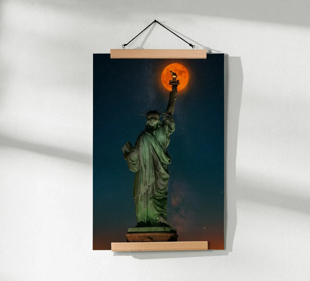 Statua della Libertà con luna piena e stelle carta hahnemühle da RealLifeMoments