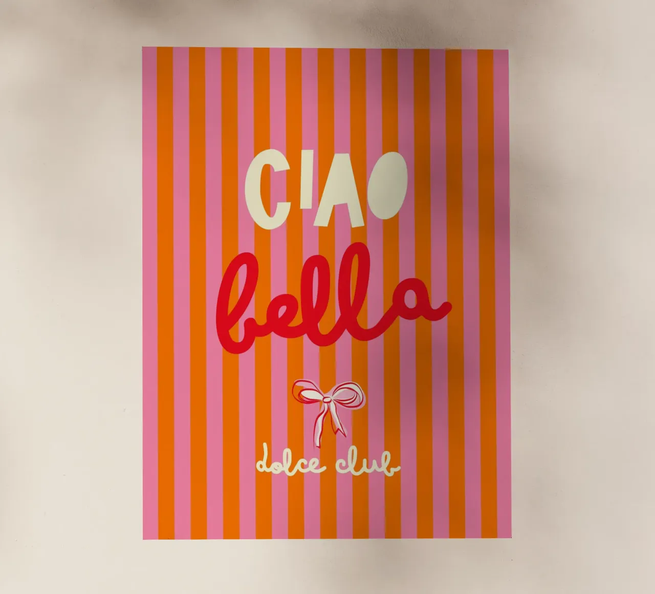 Ciao Bella su strisce rosa-arancio - tipografia Dolce Vita pellicola backlit da Dominique Vari Words