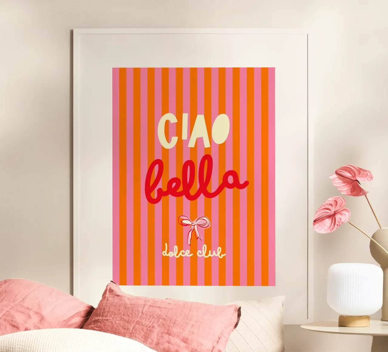 Ciao Bella su strisce rosa-arancio - tipografia Dolce Vita poster con telaio in plastica da Dominique Vari Words