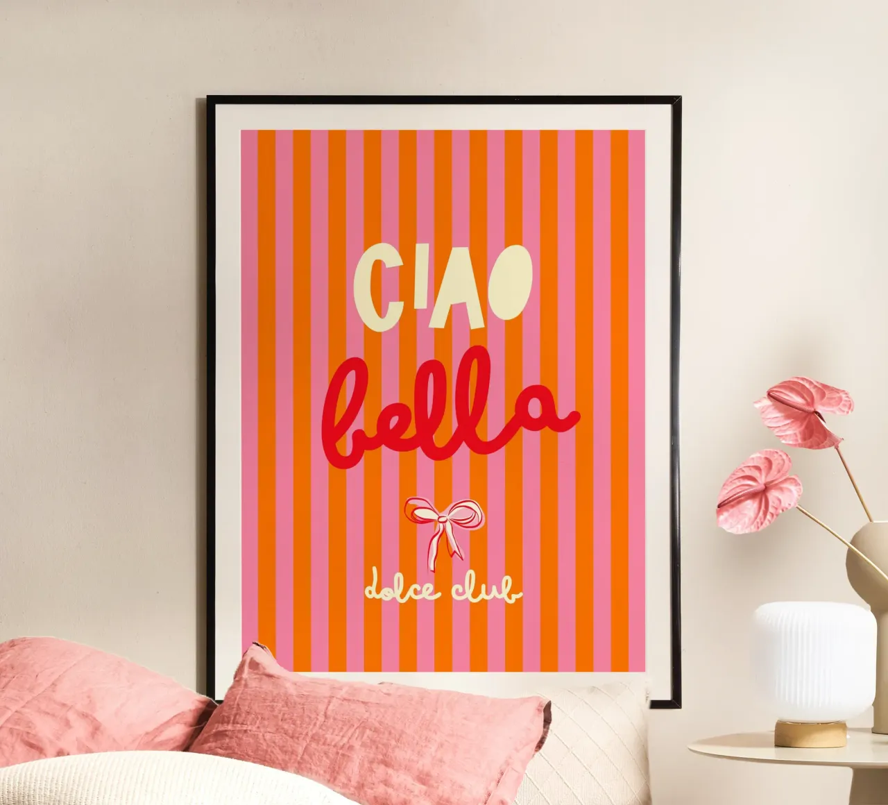Ciao Bella su strisce rosa-arancio - tipografia Dolce Vita poster con telaio in plastica da Dominique Vari Words