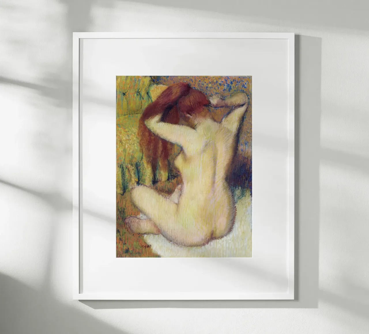 Frau kämmt ihr Haar von Edgar Degas Poster mit Aluminium Rahmen von Venus Art
