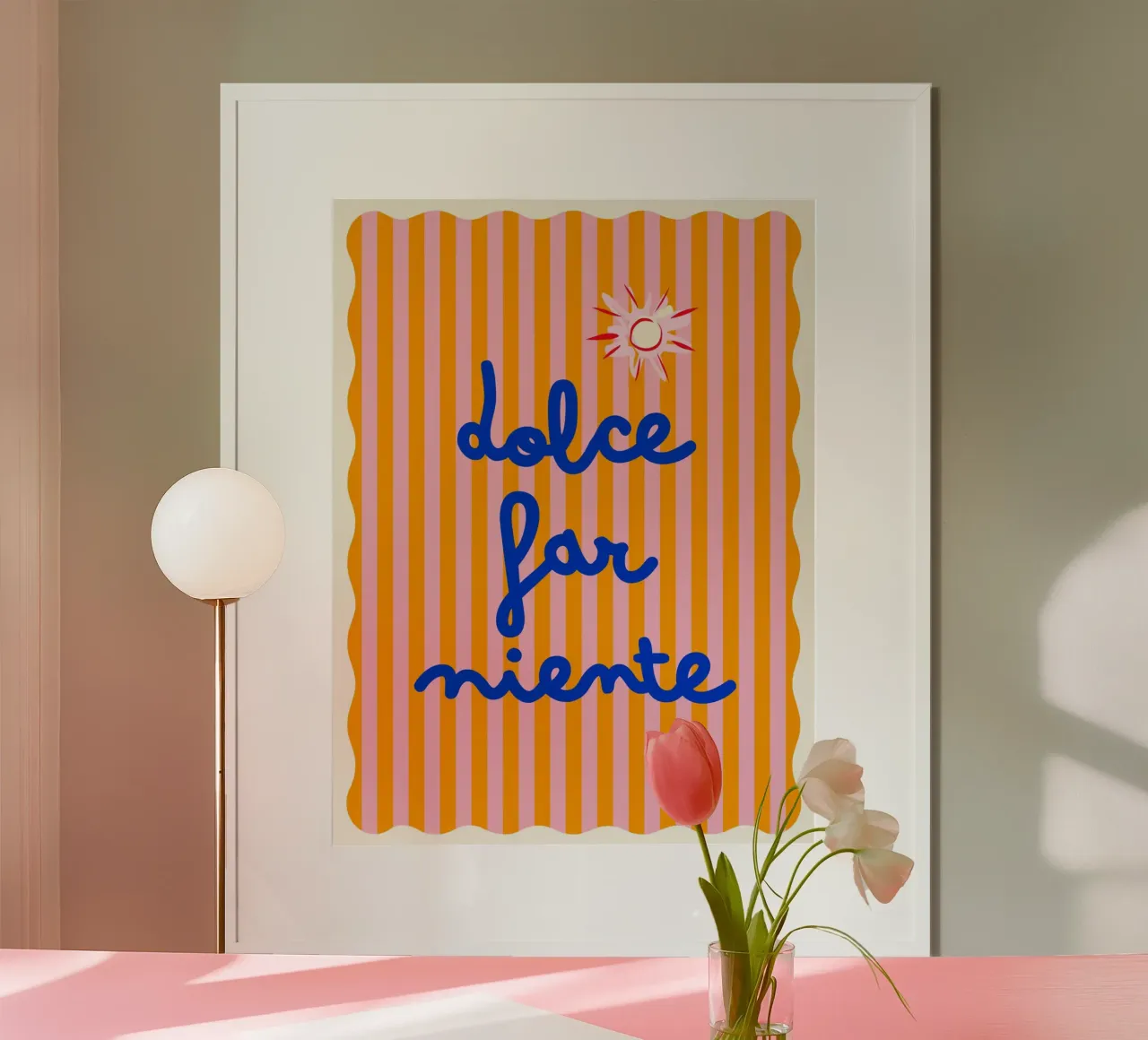 Tipografia Dolce Farniente con sole su strisce rosa-arancio poster con telaio in plastica da Dominique Vari Words
