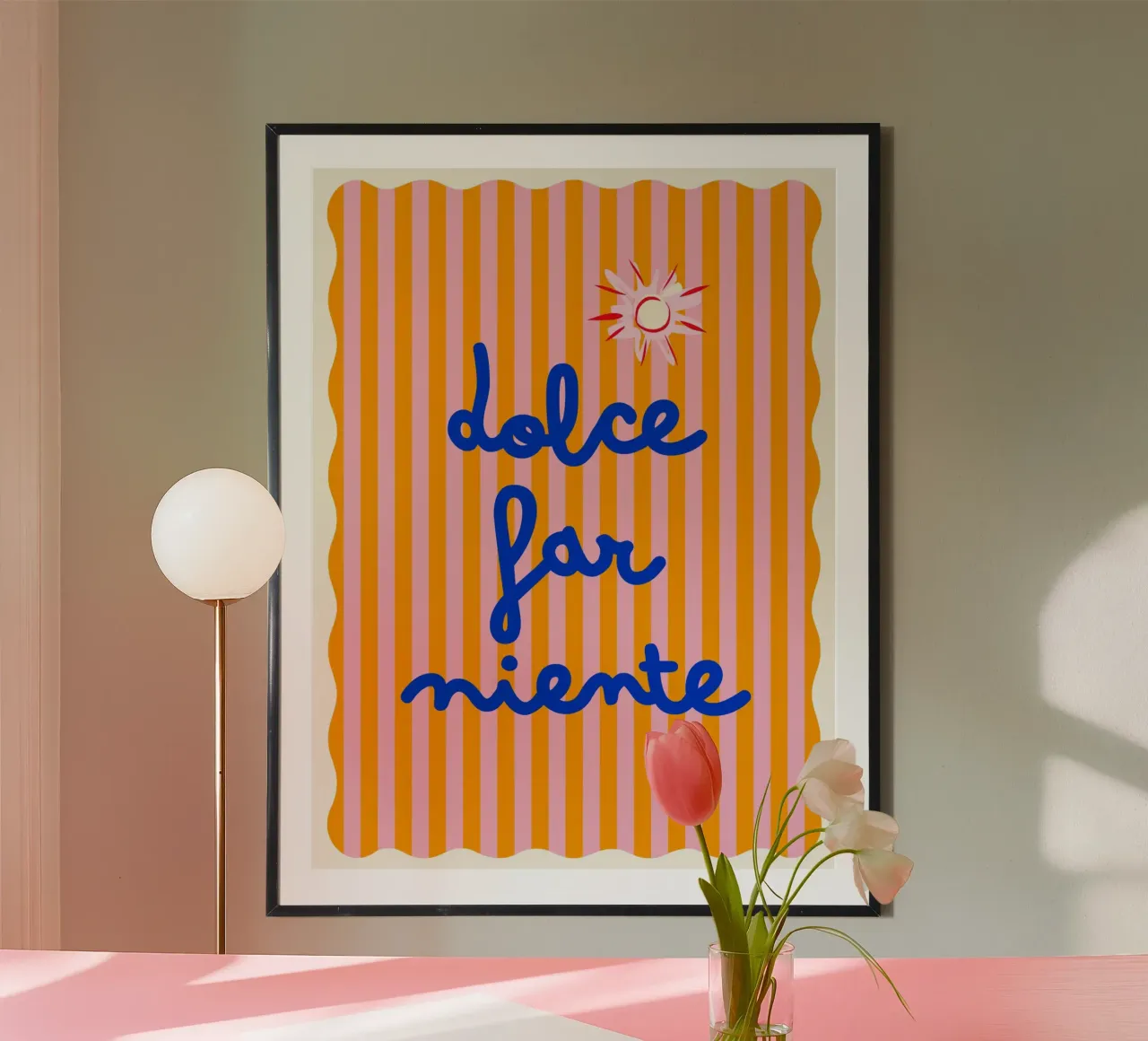 Tipografia Dolce Farniente con sole su strisce rosa-arancio poster con telaio in plastica da Dominique Vari Words