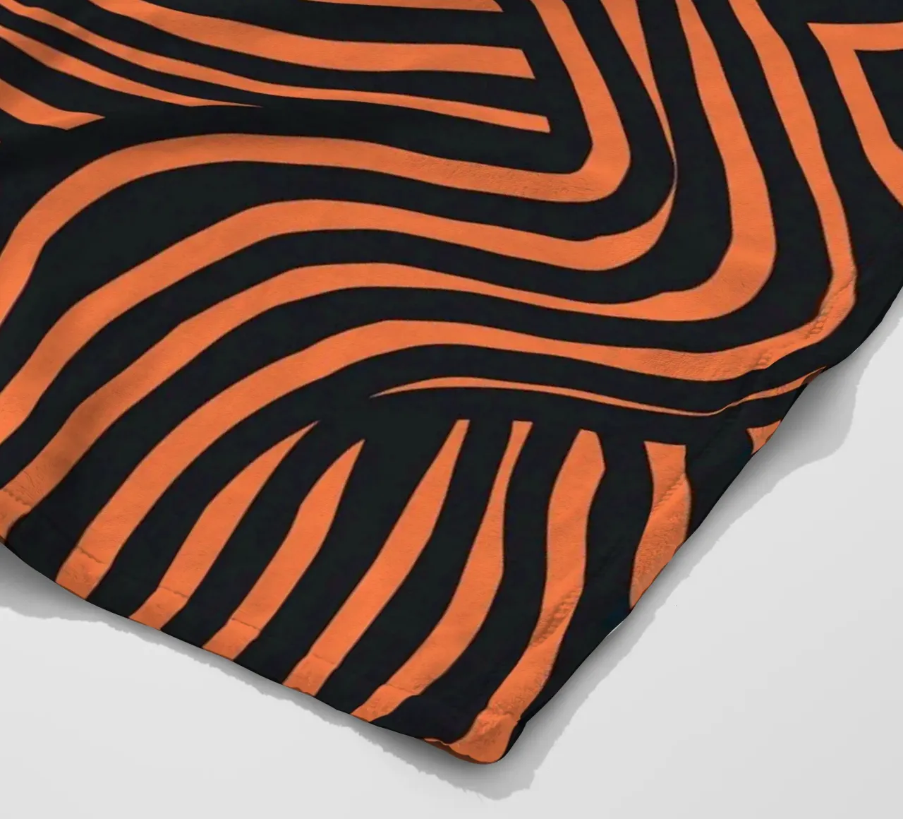 Striscia nera e arancione coperta in pile da Little Dean