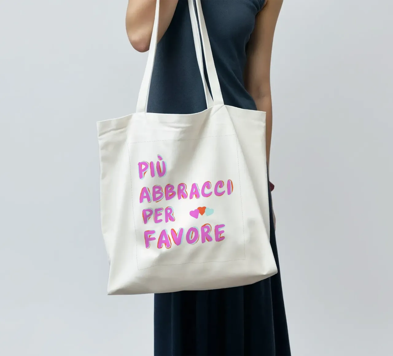 Più abbracci per favore borsa in juta da Carinaprint