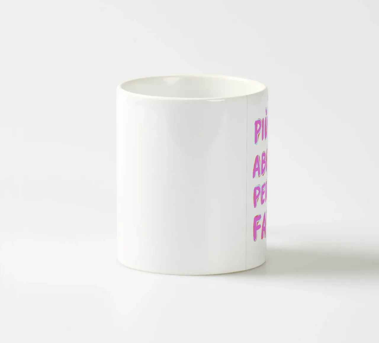 Più abbracci per favore tazza in ceramica da Carinaprint