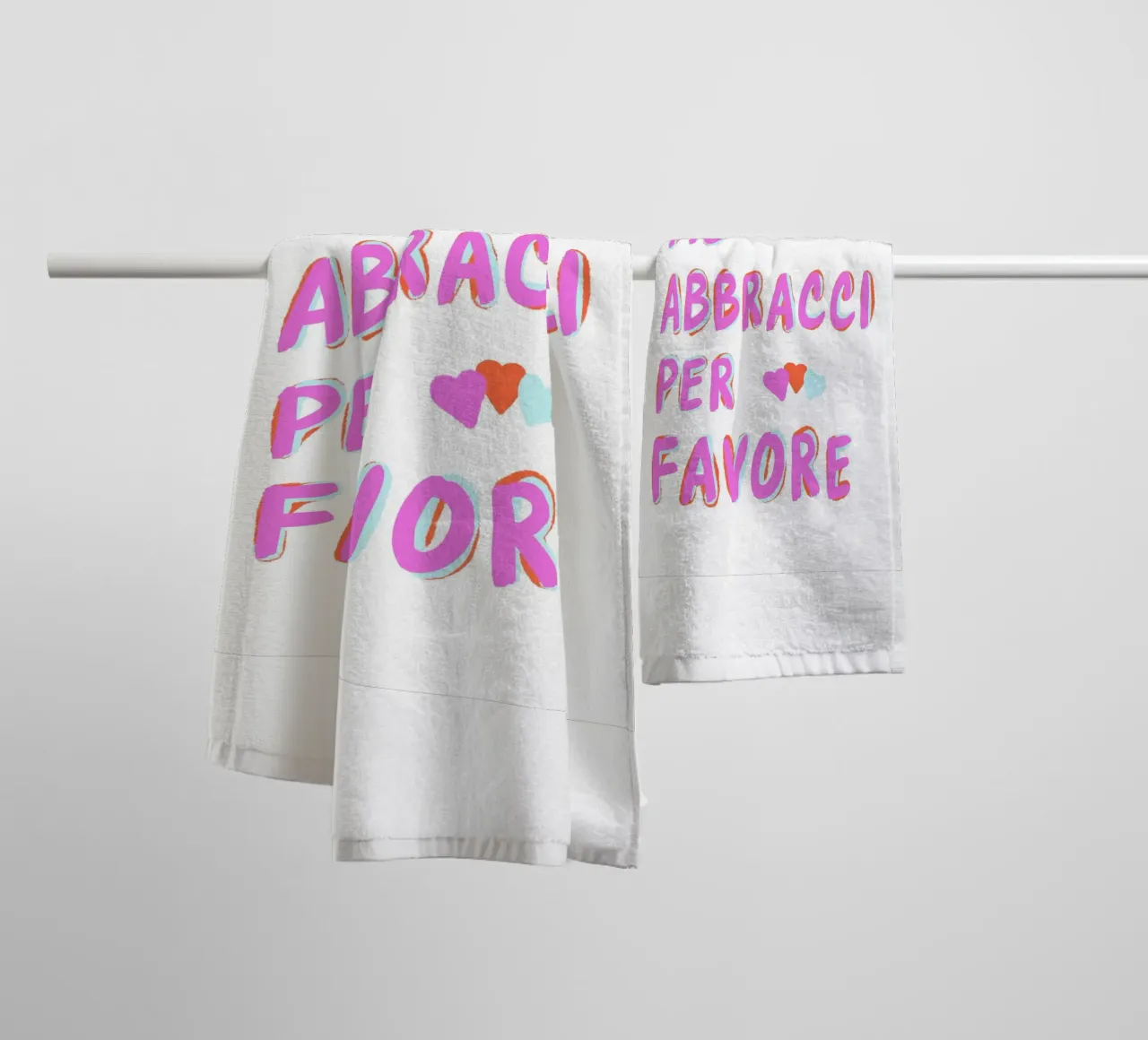 Più abbracci per favore asciugamano da bagno da Carinaprint