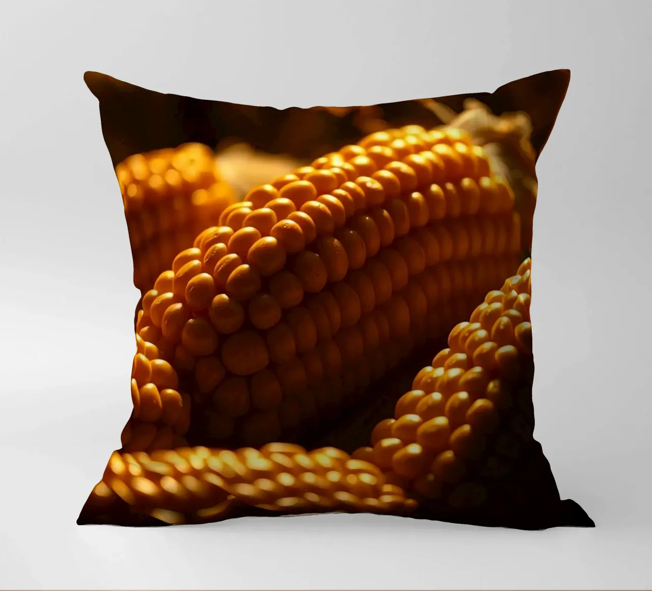 Spighe dorate esposte in un ambiente rustico cuscino da DesignDoodle