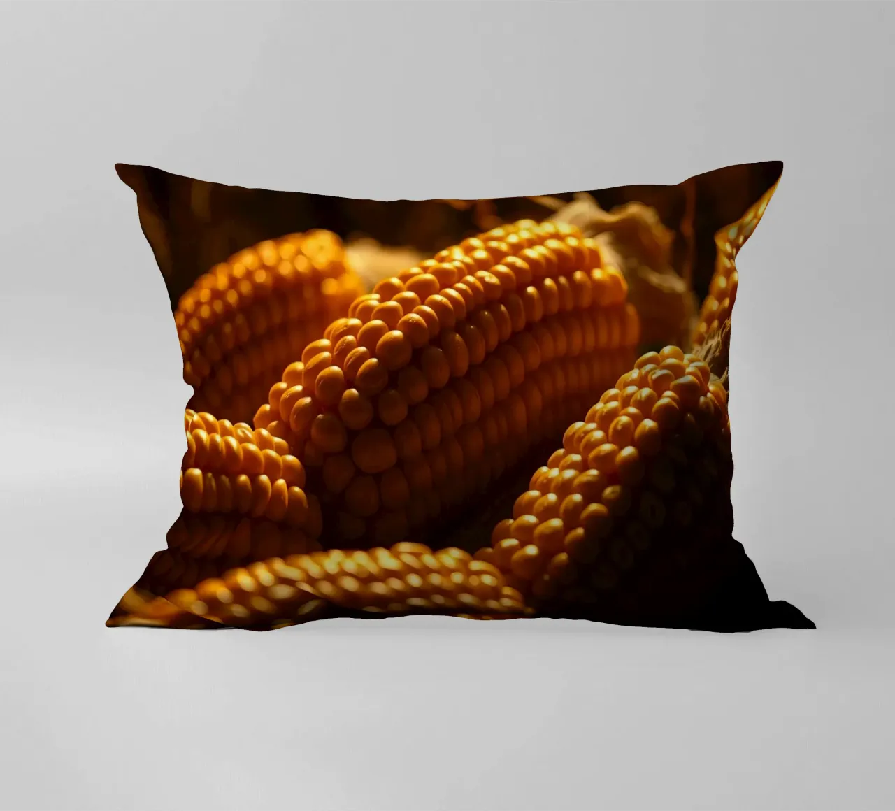 Spighe dorate esposte in un ambiente rustico cuscino da DesignDoodle