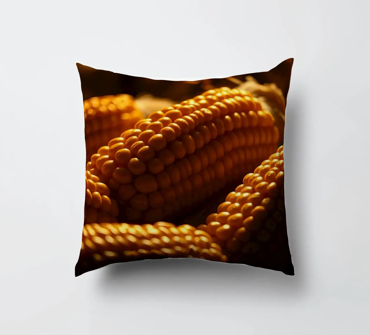 Spighe dorate esposte in un ambiente rustico cuscino da DesignDoodle