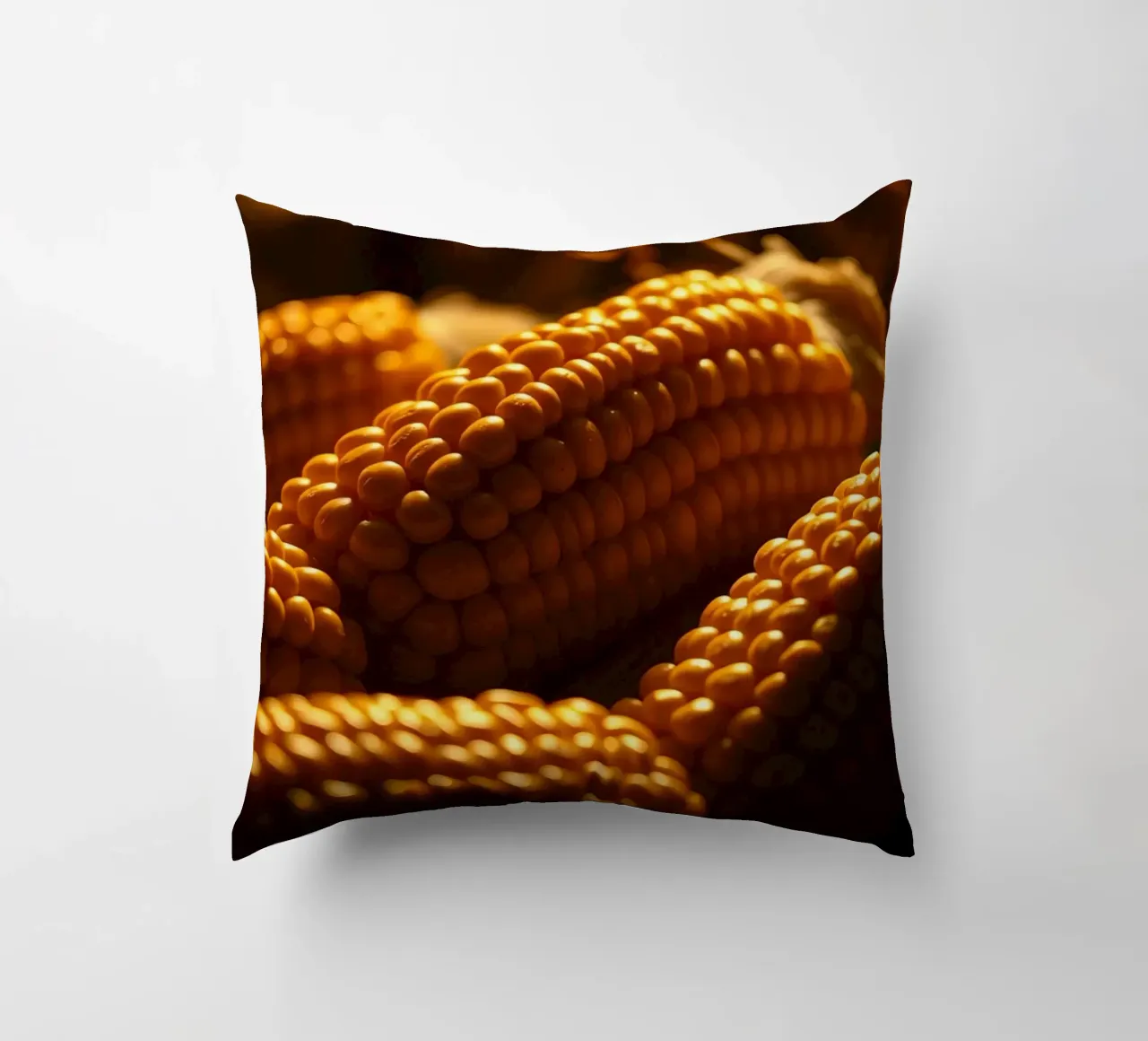 Spighe dorate esposte in un ambiente rustico cuscino da DesignDoodle