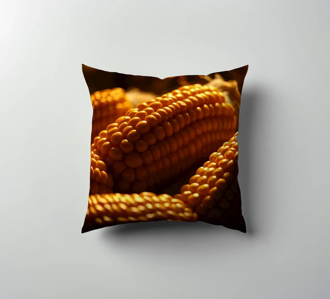 Spighe dorate esposte in un ambiente rustico cuscino da DesignDoodle