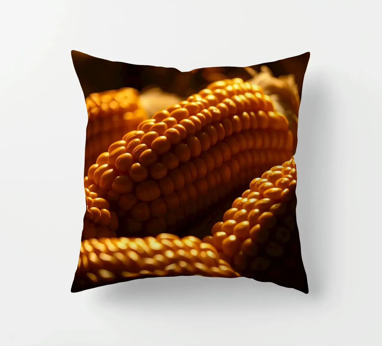 Spighe dorate esposte in un ambiente rustico cuscino da DesignDoodle