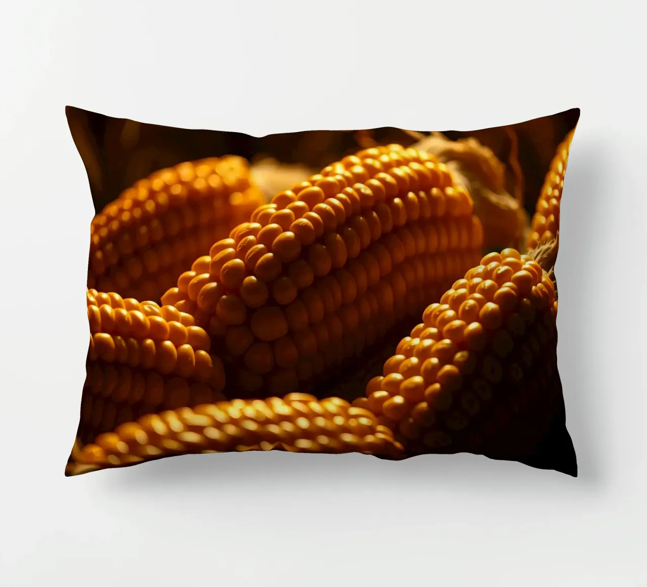 Spighe dorate esposte in un ambiente rustico cuscino da DesignDoodle