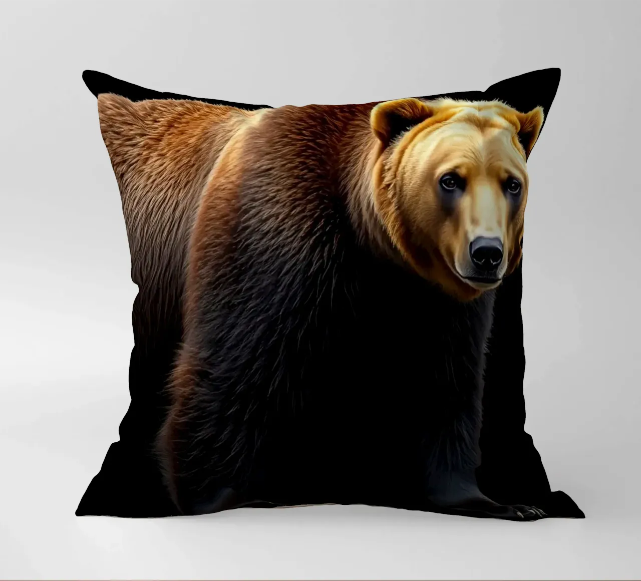 orso bruno in piedi a quattro zampe su sfondo nero cuscino da DesignDoodle