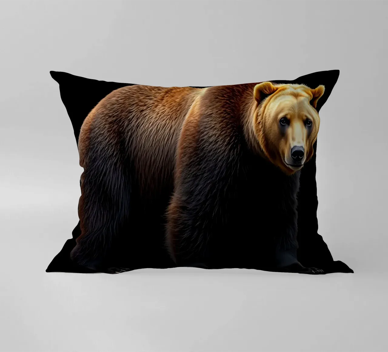 orso bruno in piedi a quattro zampe su sfondo nero cuscino da DesignDoodle