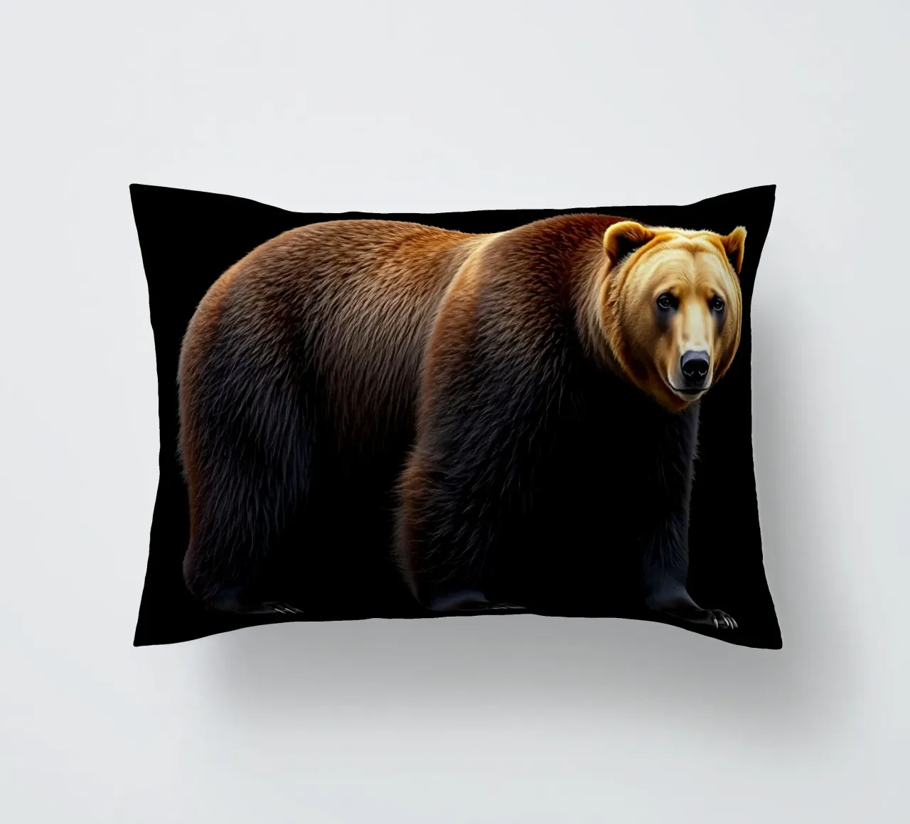 orso bruno in piedi a quattro zampe su sfondo nero cuscino da DesignDoodle