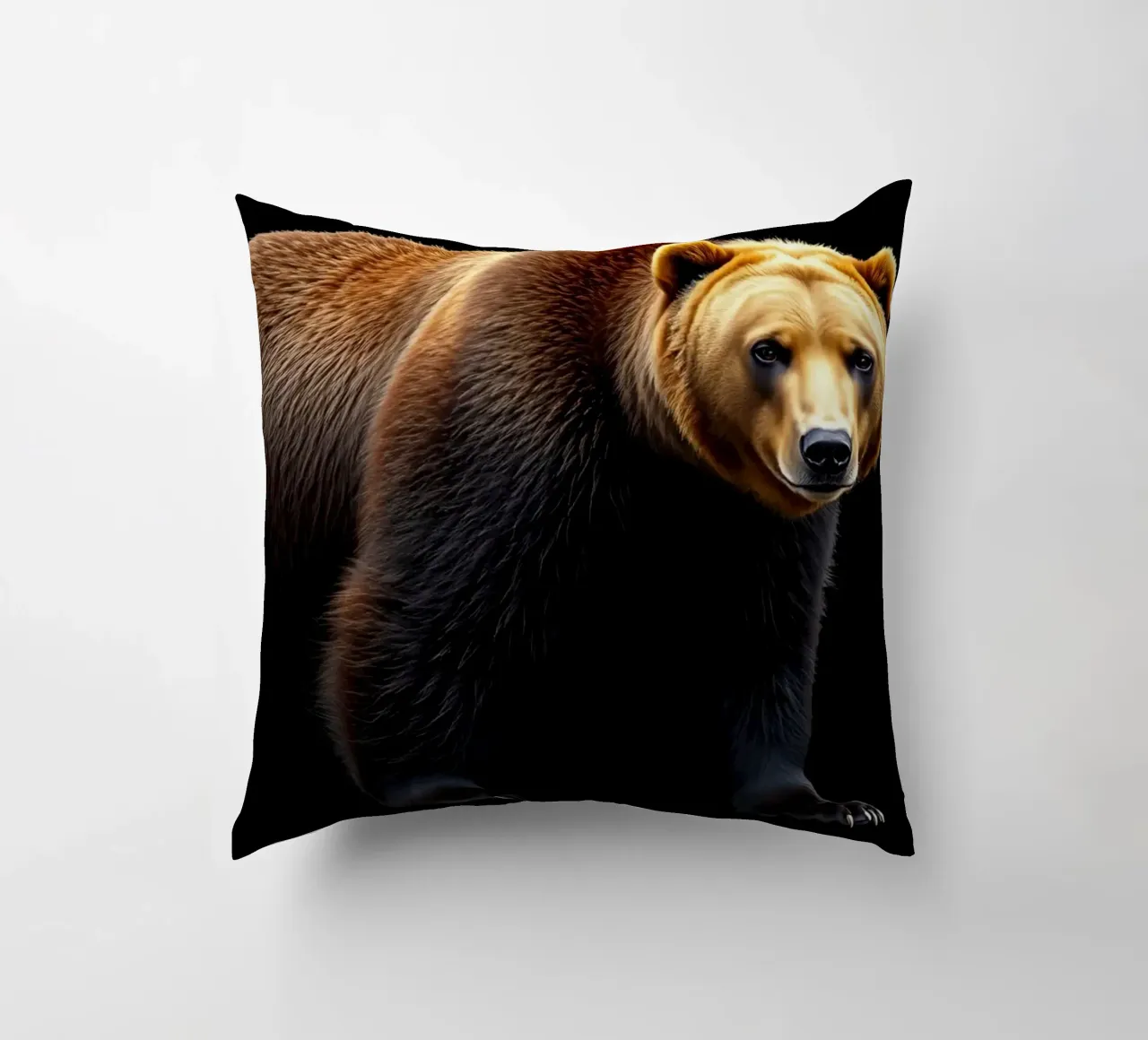 orso bruno in piedi a quattro zampe su sfondo nero cuscino da DesignDoodle