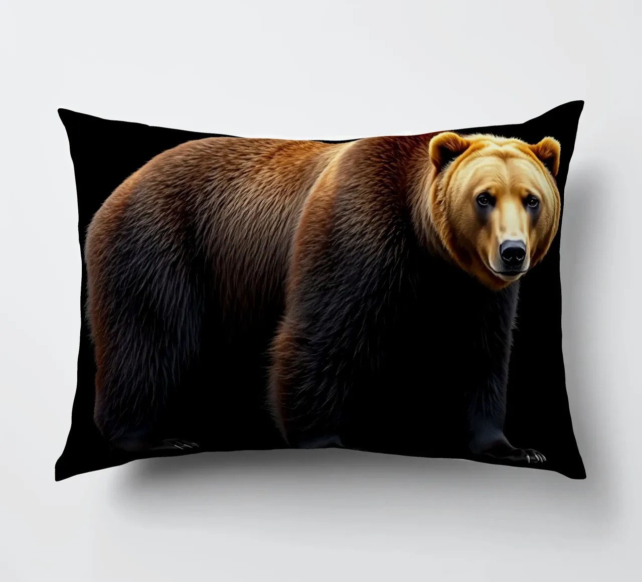 orso bruno in piedi a quattro zampe su sfondo nero cuscino da DesignDoodle