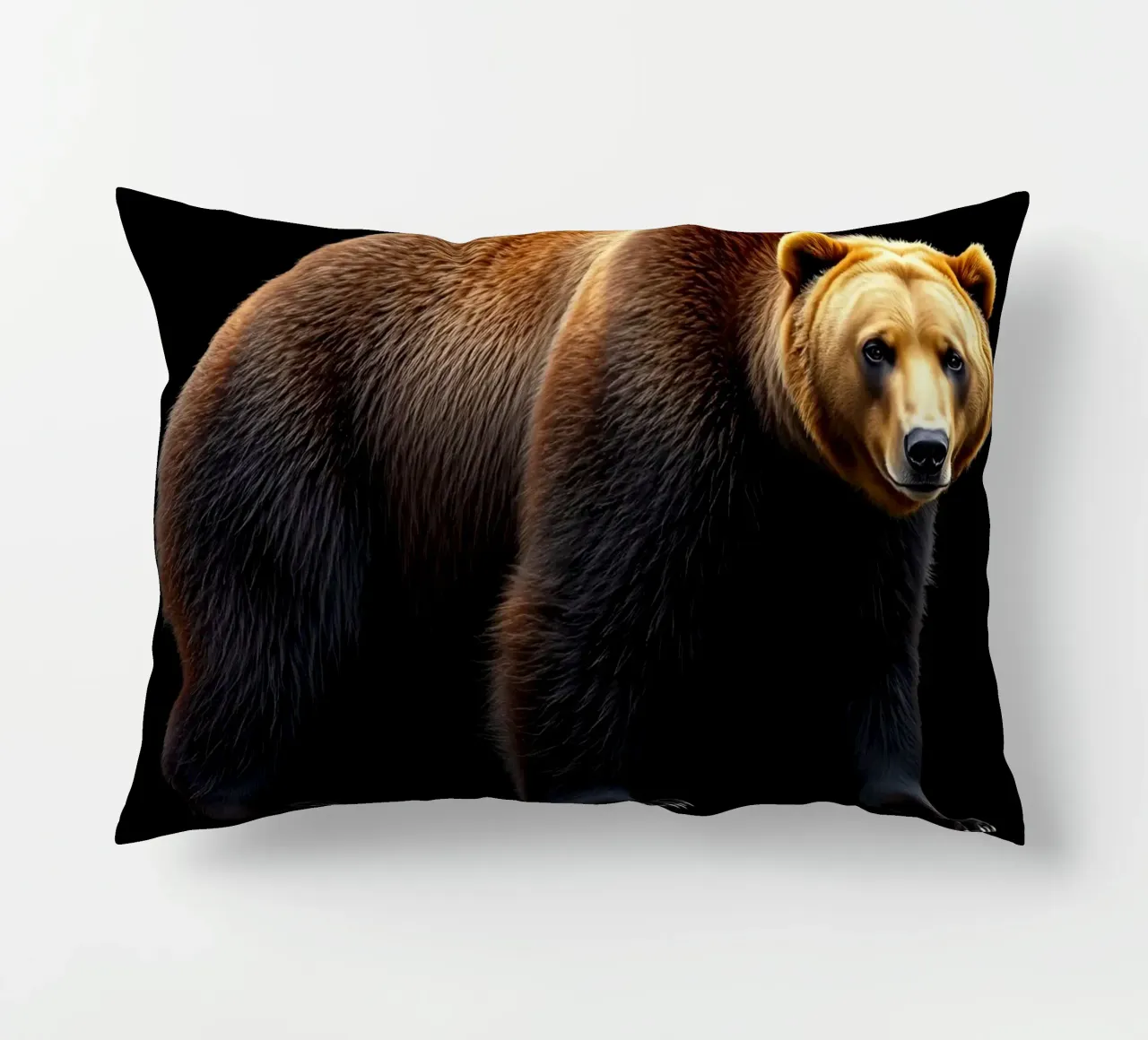 orso bruno in piedi a quattro zampe su sfondo nero cuscino da DesignDoodle