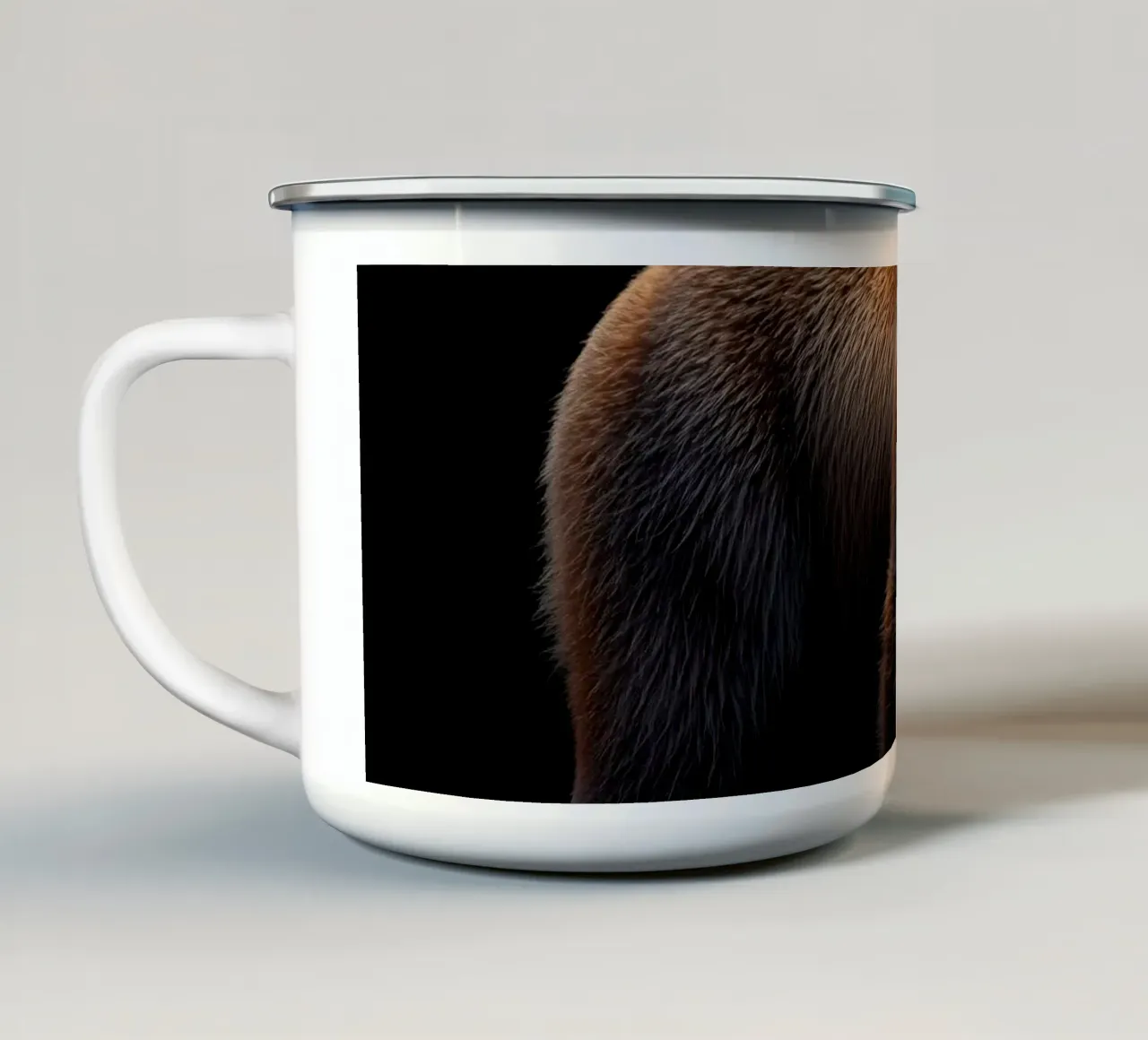 orso bruno in piedi a quattro zampe su sfondo nero tazza in smalto da DesignDoodle