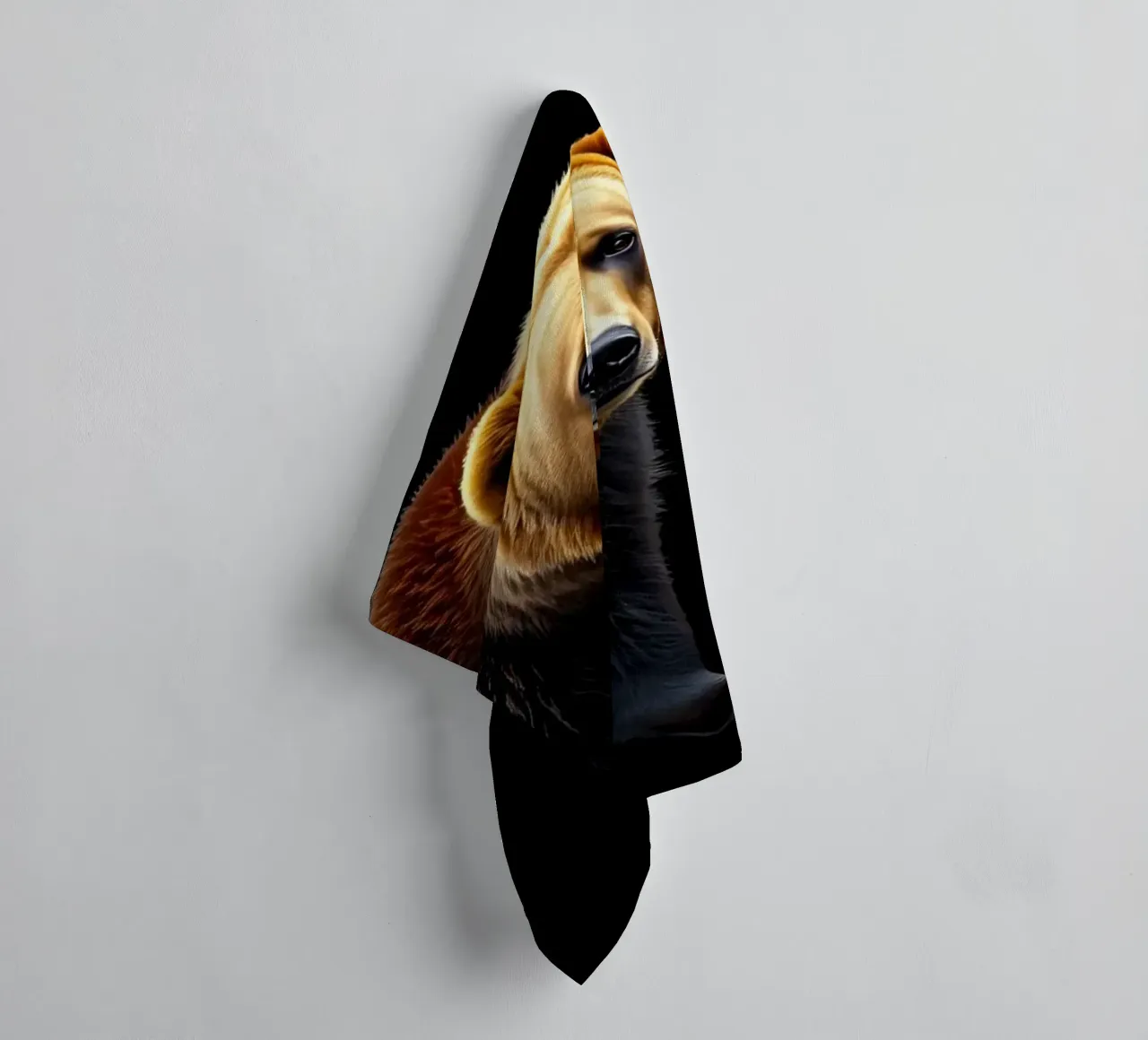orso bruno in piedi a quattro zampe su sfondo nero asciugamano da bagno da DesignDoodle