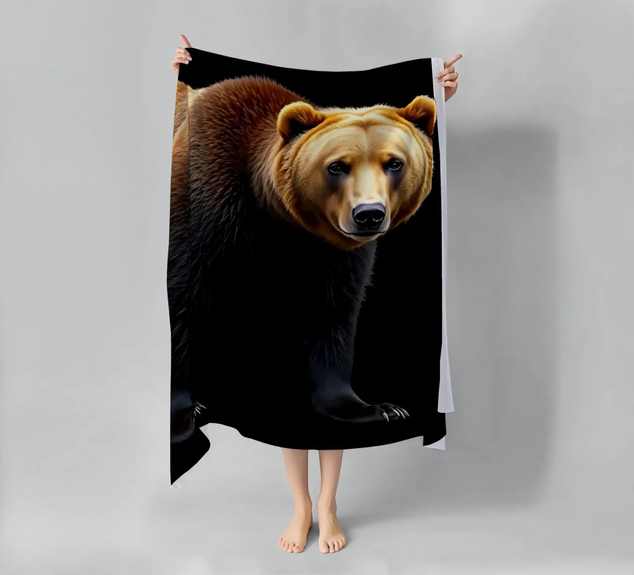 orso bruno in piedi a quattro zampe su sfondo nero telo mare da DesignDoodle