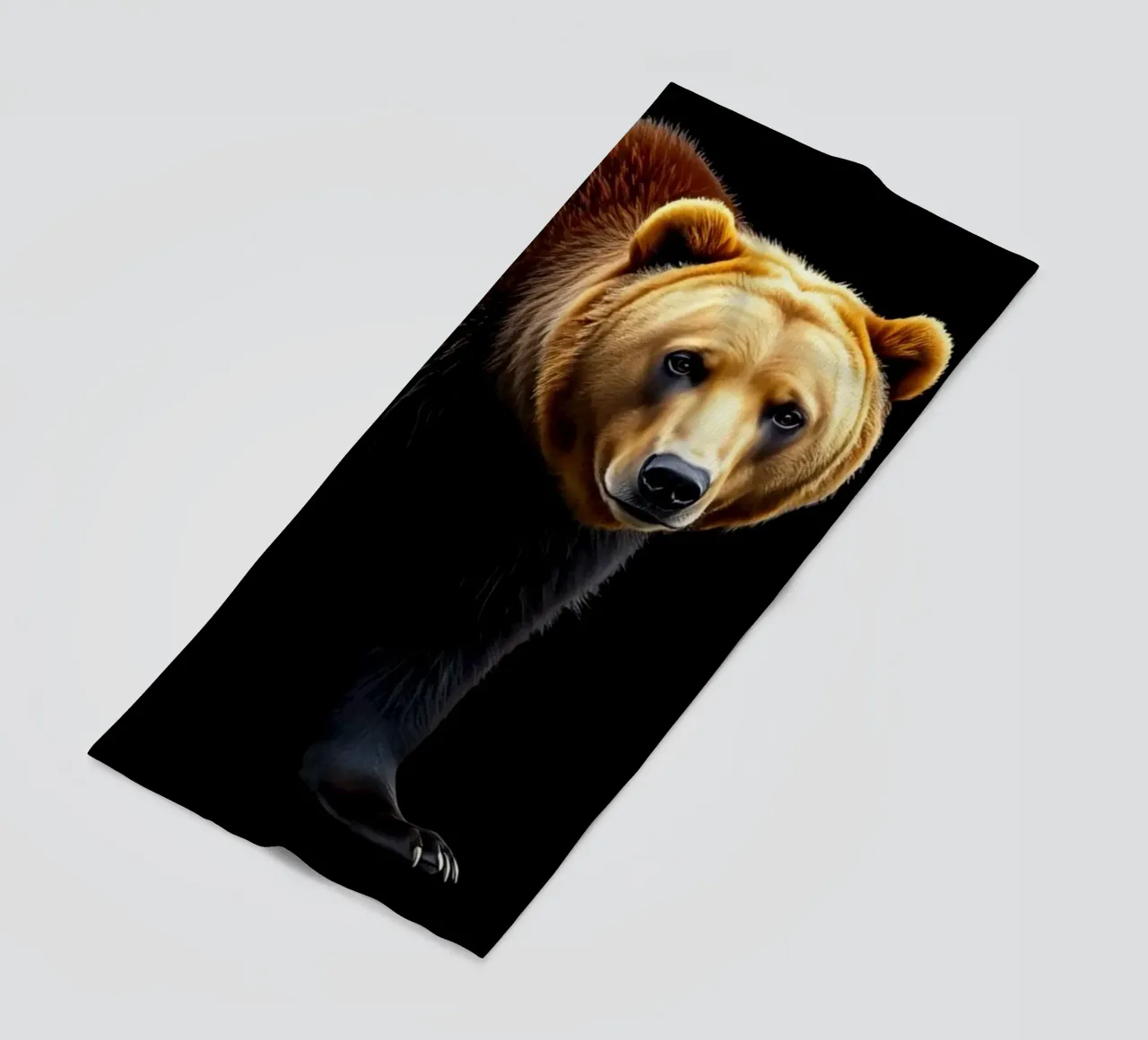orso bruno in piedi a quattro zampe su sfondo nero telo mare da DesignDoodle