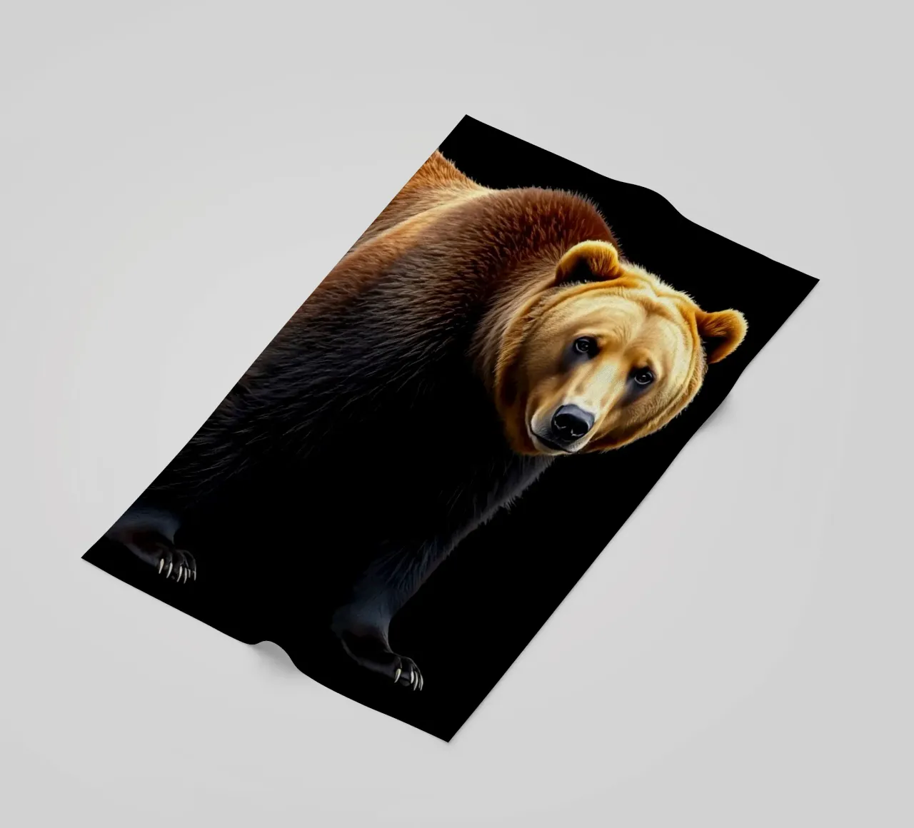 orso bruno in piedi a quattro zampe su sfondo nero telo mare da DesignDoodle