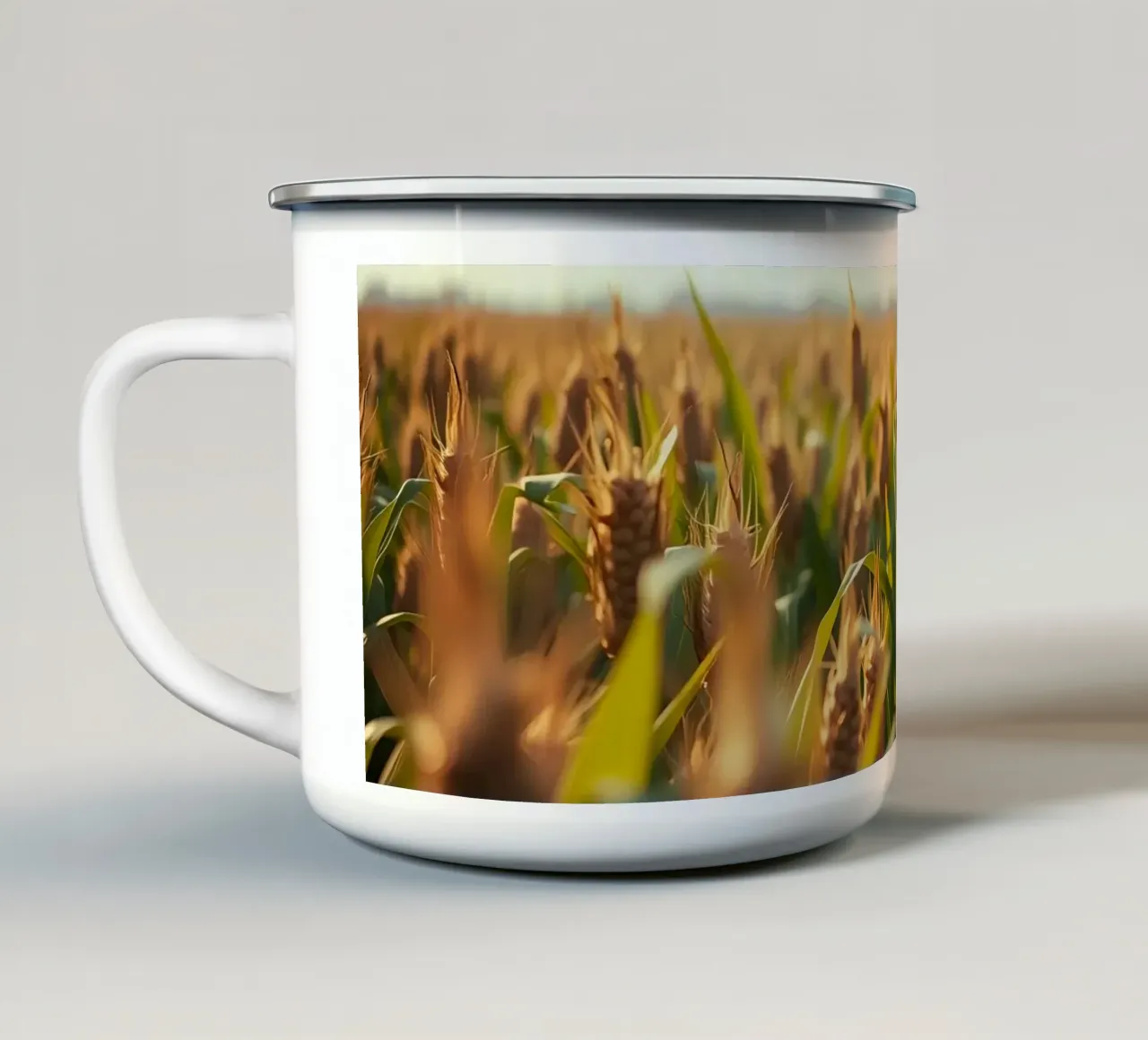 Goudkleurig korenveld strekt zich uit onder een heldere hemel emaille mok van DesignDoodle
