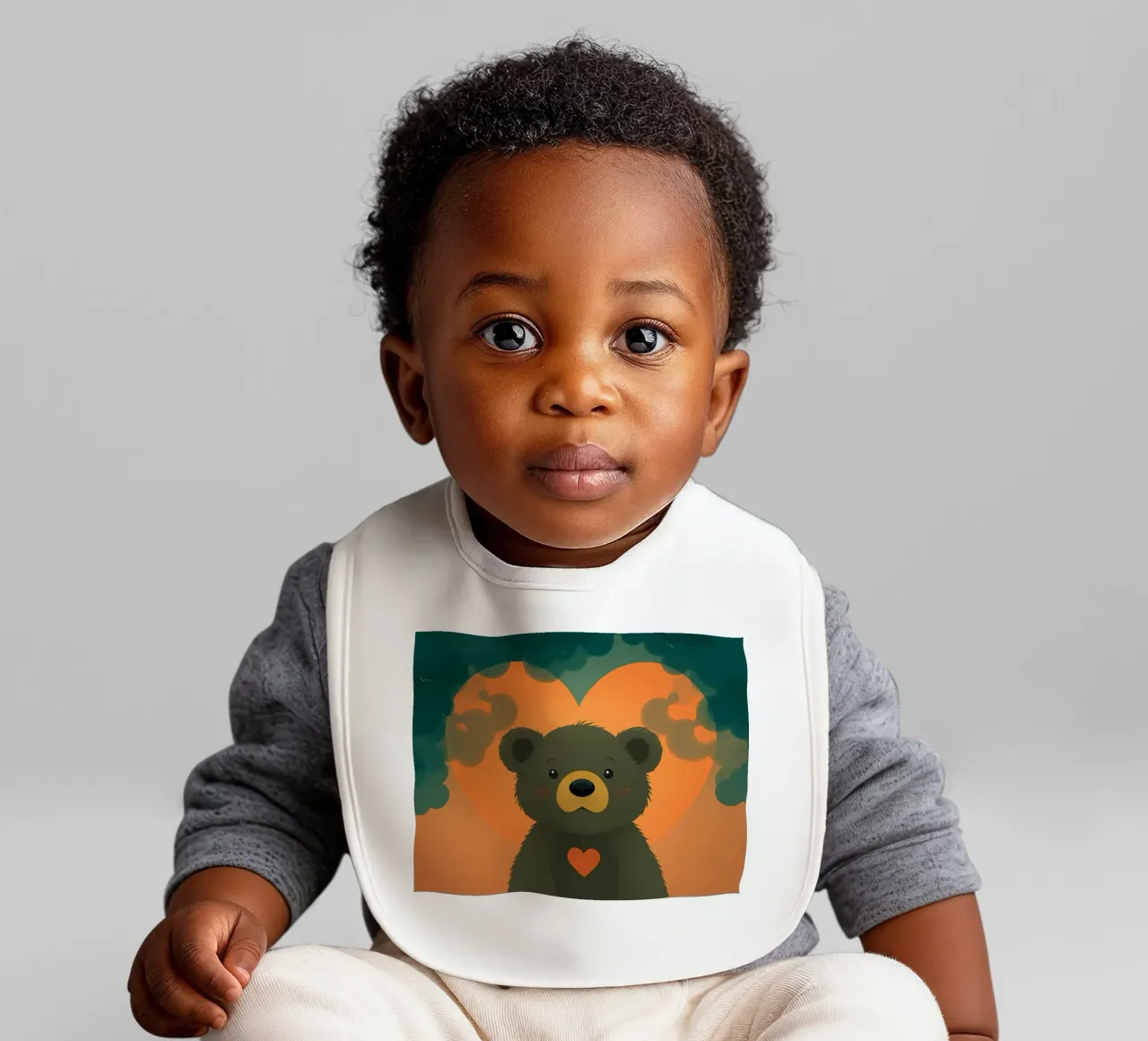 Illustrazione di orso carino con forma di cuore in una foresta bavaglino da DesignDoodle