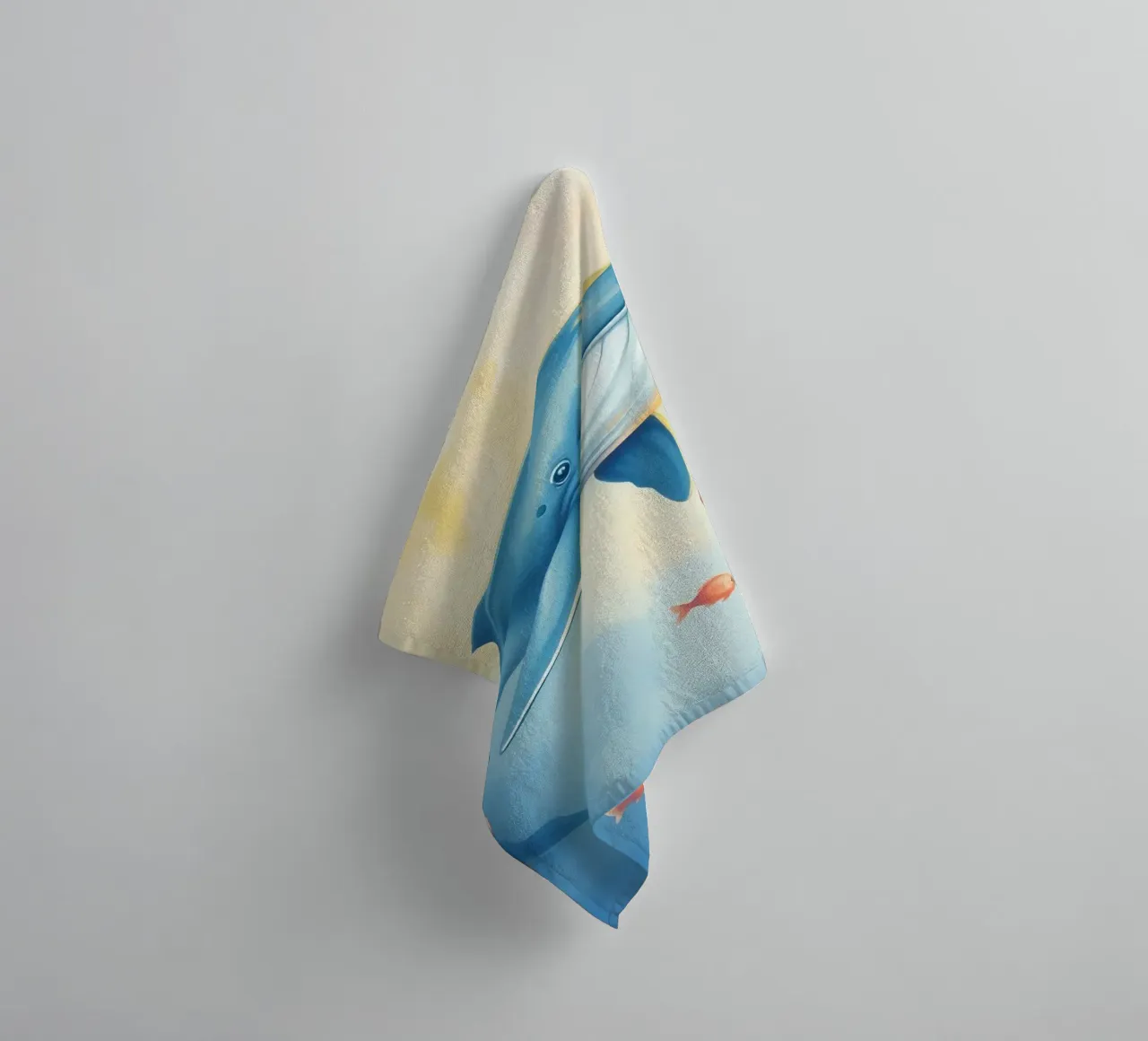 Baleine nageant avec de petits poissons orange dans une eau douce. serviette de bain de DesignDoodle