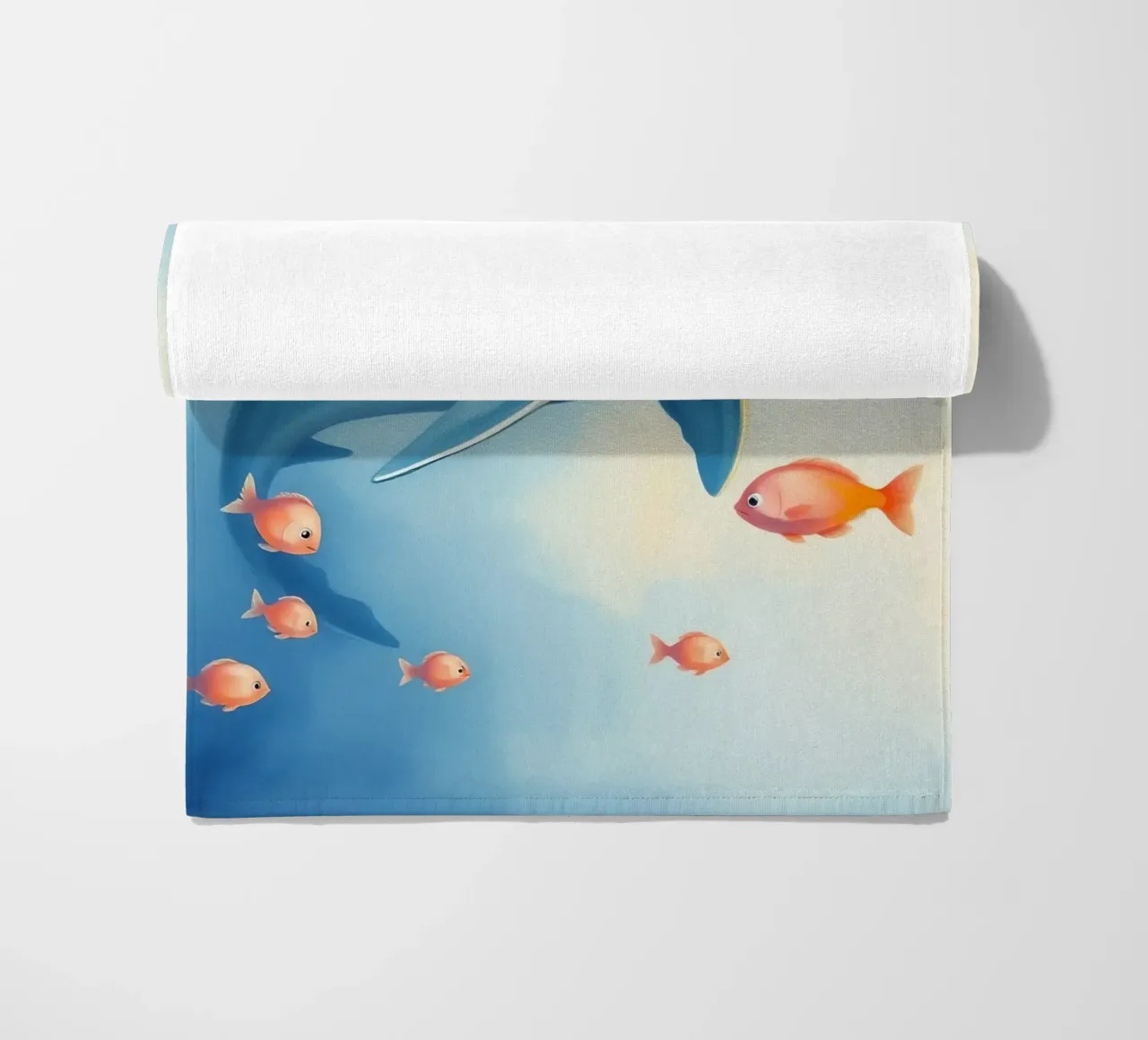 Balena che nuota con piccoli pesci arancioni in una delicata immersione subacquea telo mare da DesignDoodle
