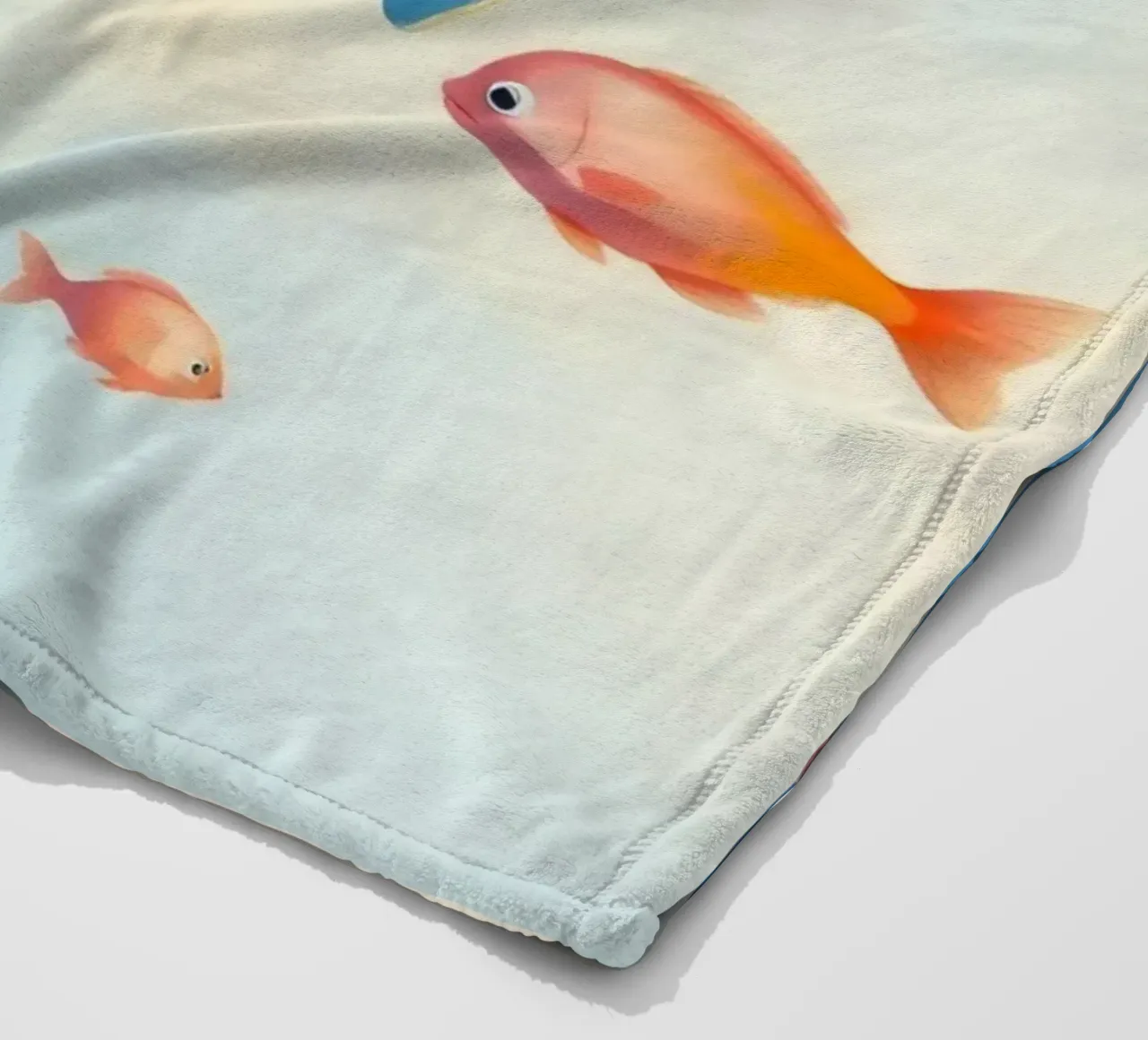 Balena che nuota con piccoli pesci arancioni in una delicata immersione subacquea coperta in pile da DesignDoodle
