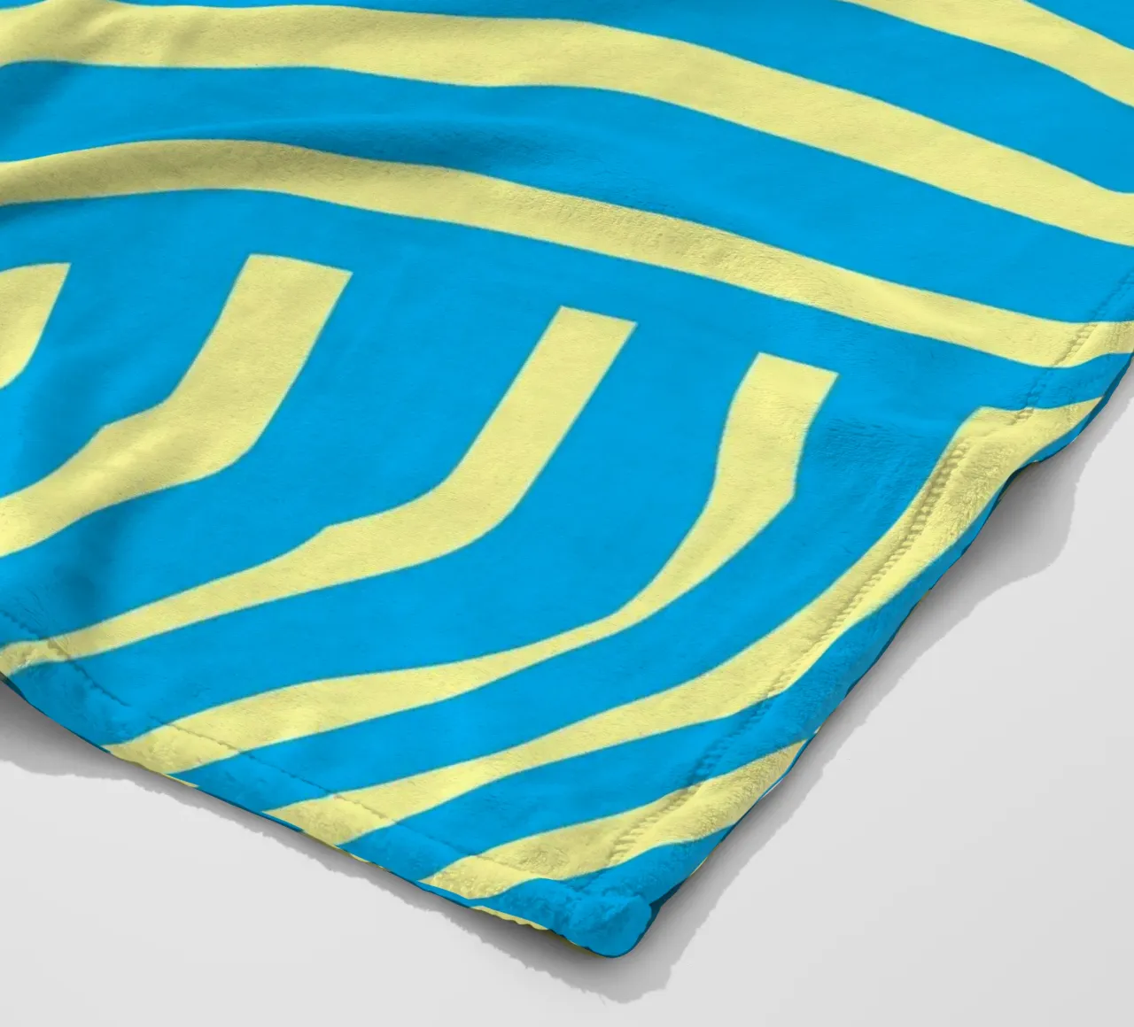 striscia blu e gialla coperta in pile da Little Dean
