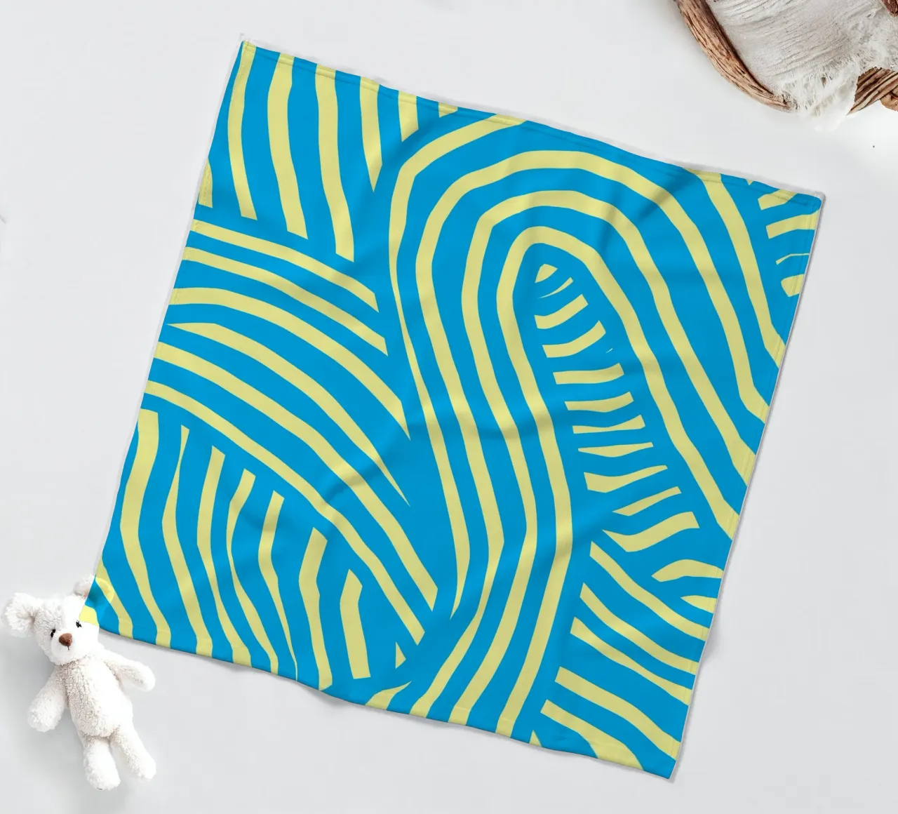 striscia blu e gialla coperta in pile da Little Dean
