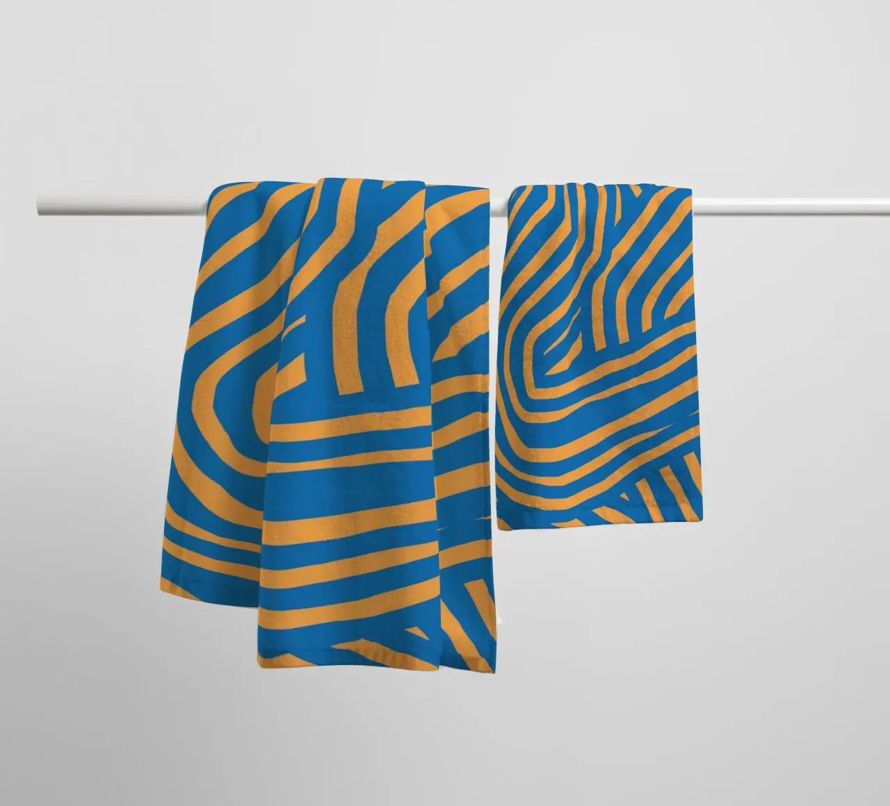Striscia blu e arancione asciugamano da bagno da Little Dean